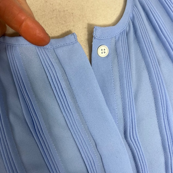 🔥2/$10 |•BANANA REPUBLIC•| Pretty Periwinkle/Light Blue Pin-Tucked Top/Blouse - Picture 5 of 13